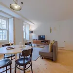 Cozy Urban In Apartment *